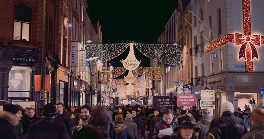 holiday retail sales street throngs feature